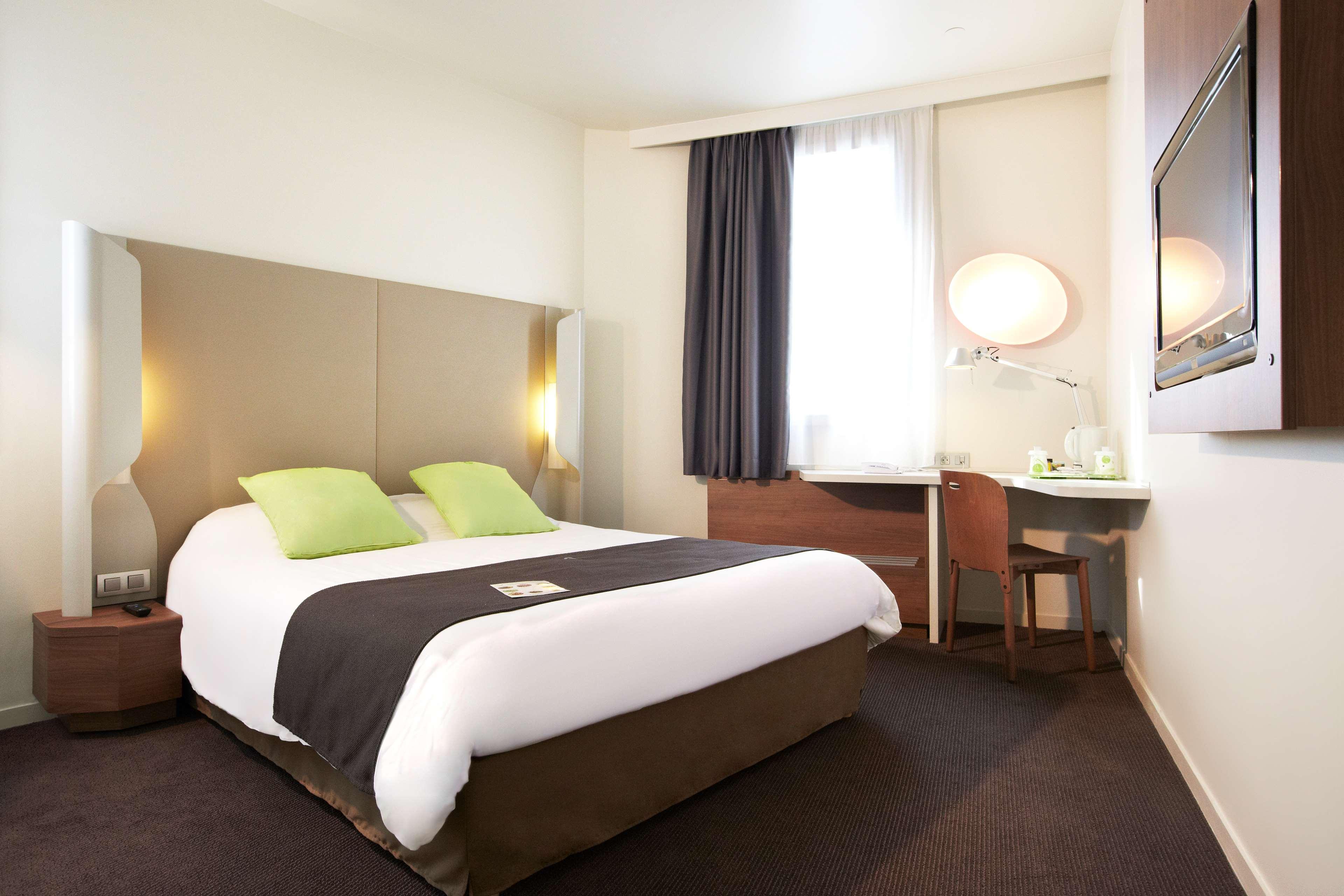 Campanile Saint-Quentin-En-Yvelines Hotel Montigny-le-Bretonneux Exterior photo