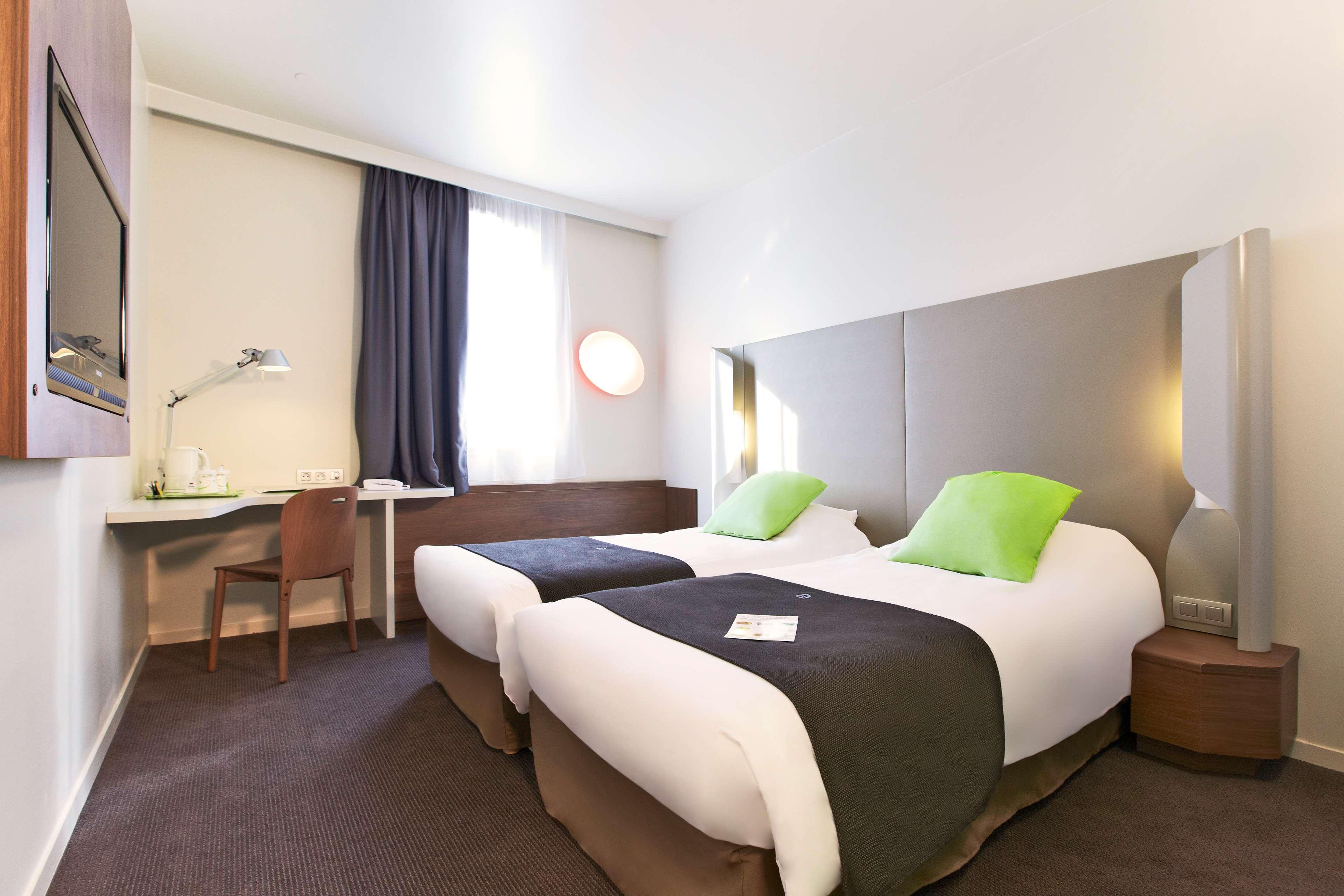 Campanile Saint-Quentin-En-Yvelines Hotel Montigny-le-Bretonneux Exterior photo
