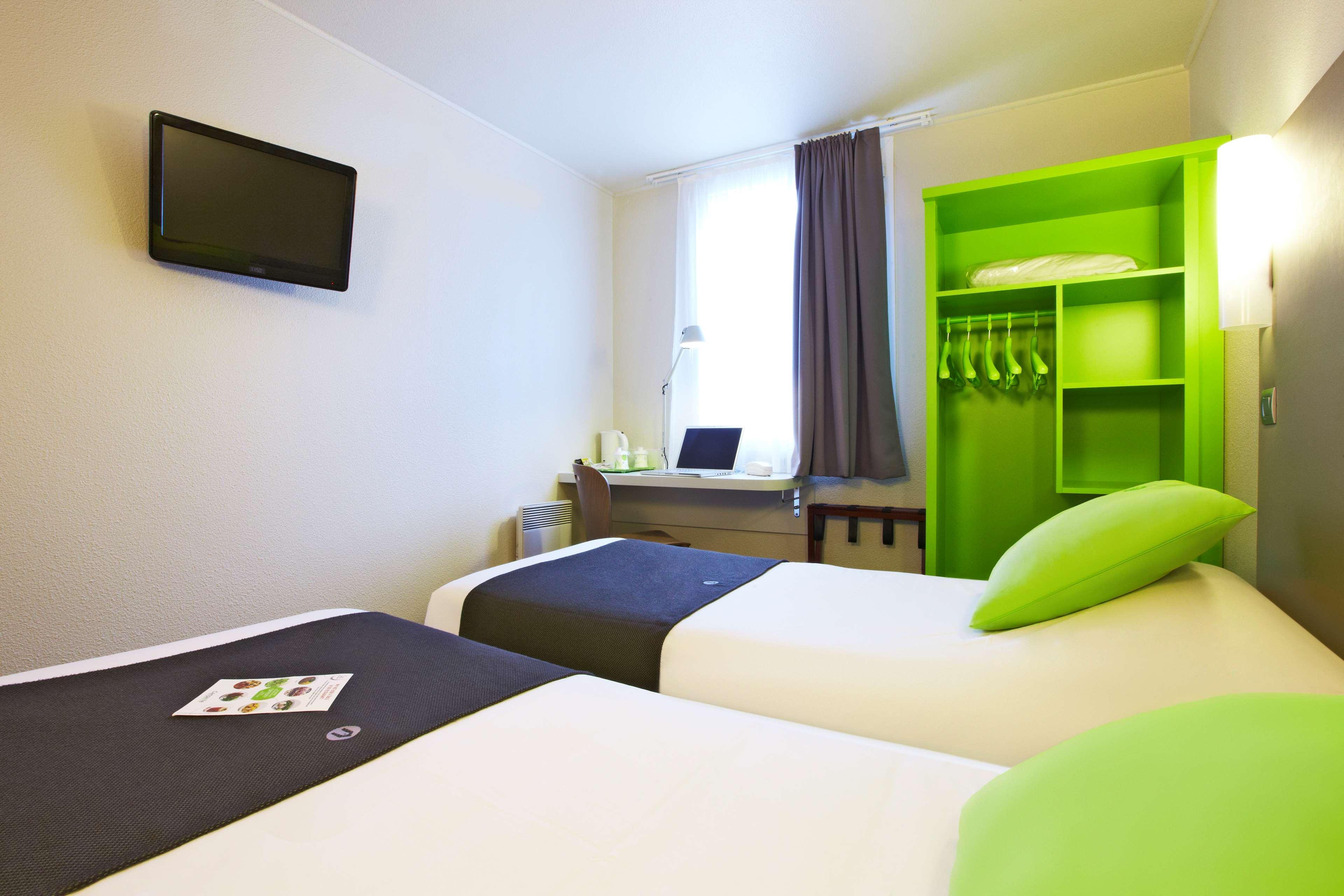 Campanile Saint-Quentin-En-Yvelines Hotel Montigny-le-Bretonneux Exterior photo