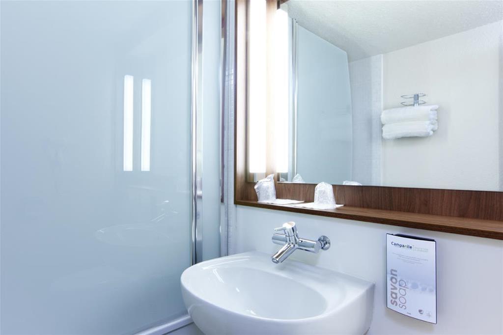 Campanile Saint-Quentin-En-Yvelines Hotel Montigny-le-Bretonneux Room photo