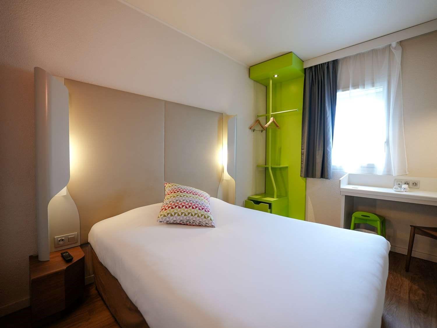 Campanile Saint-Quentin-En-Yvelines Hotel Montigny-le-Bretonneux Exterior photo